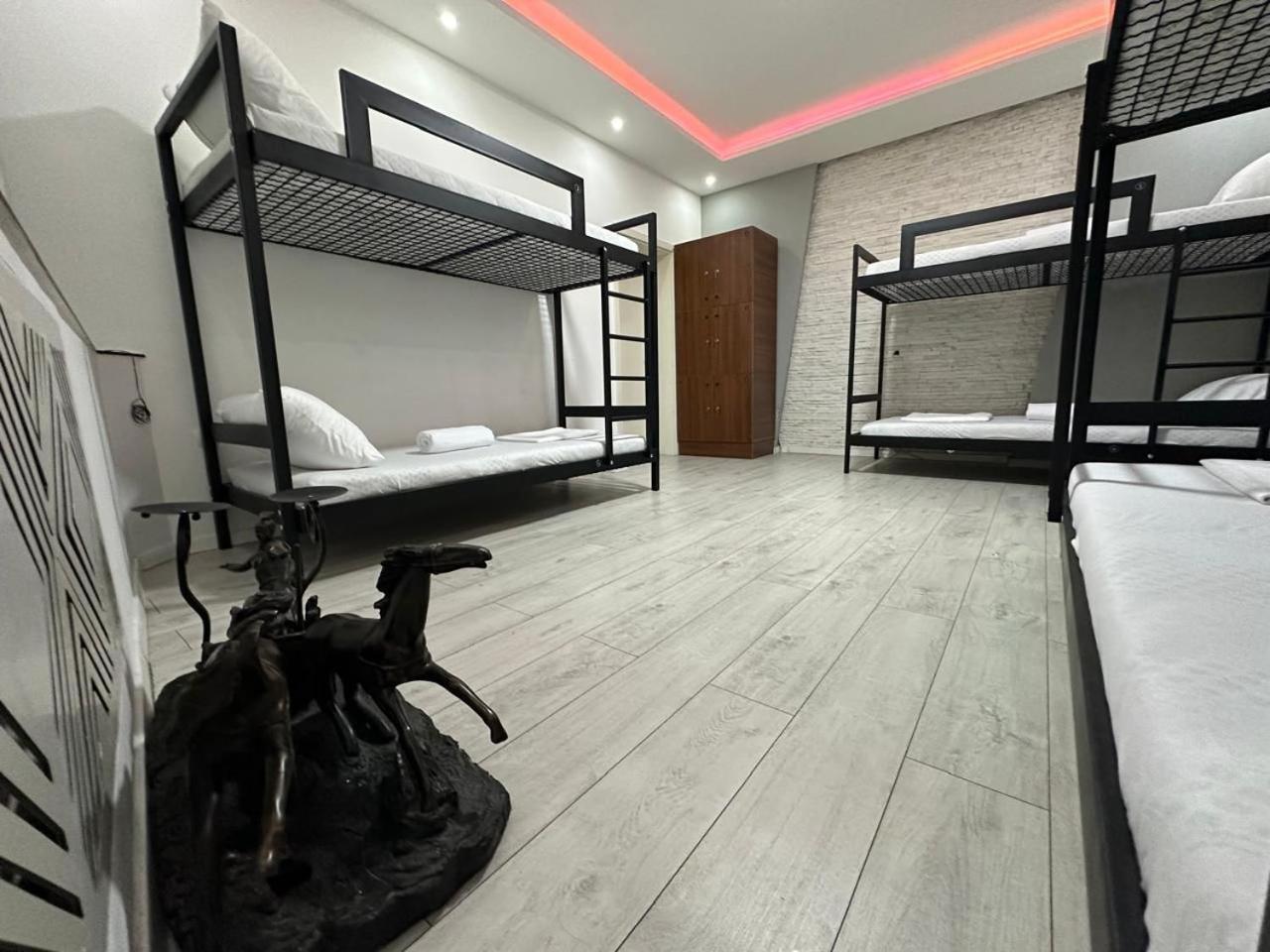 Shesh Hostel Пристина Екстериор снимка