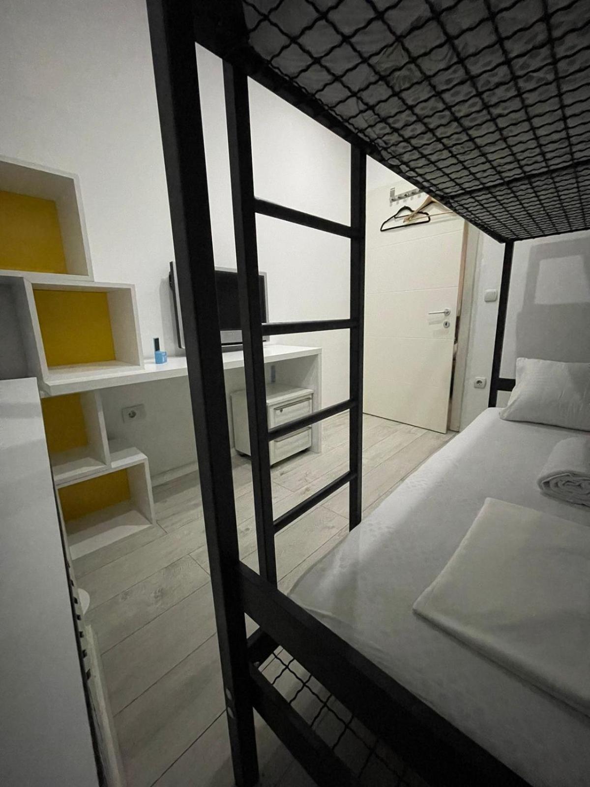Shesh Hostel Пристина Екстериор снимка