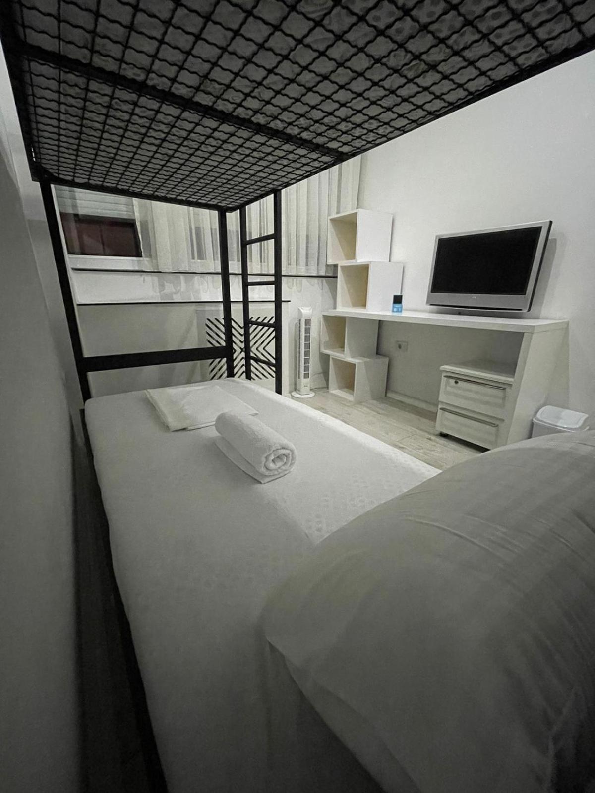 Shesh Hostel Пристина Екстериор снимка
